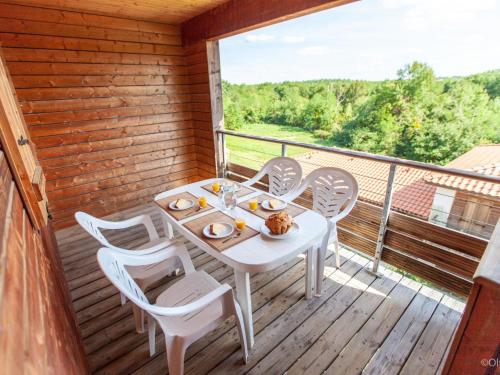 une table et des chaises blanches sur une terrasse en bois dans l'établissement Apartment Les Hameaux de La Chalosse-2 by Interhome, à Cassen