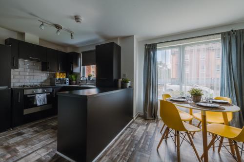 uma cozinha e sala de jantar com mesa e cadeiras em RelaxingSleep Apartments em Glasgow