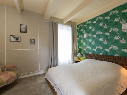 - une chambre avec un lit et un papier peint floral dans l'établissement Holiday Home Océane by Interhome, à Cancale
