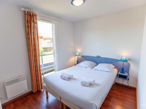 une chambre avec un grand lit blanc et une fenêtre dans l'établissement Apartment Les Hameaux de La Chalosse-3 by Interhome, à Cassen