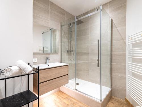 une salle de bain avec douche et lavabo dans l'établissement Apartment Le Hameau du Borsat - Val Claret-14 by Interhome, à Tignes