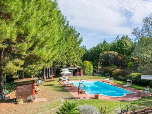 una piscina en un patio con árboles en Holiday Home Casale il Poggio by Interhome en Fucecchio