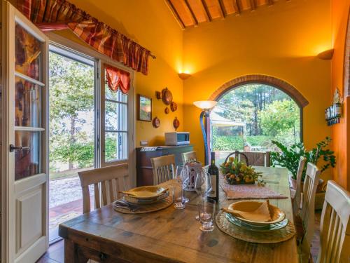 una sala da pranzo con tavolo in legno, sedie e tavolo di Holiday Home Casale il Poggio by Interhome a Fucecchio