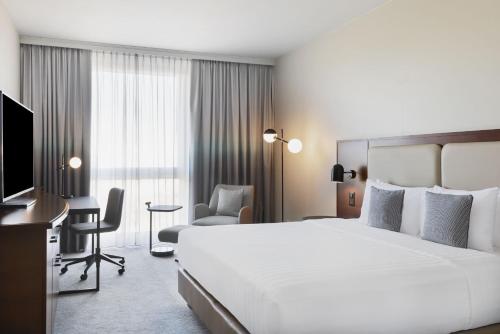 TV a/nebo společenská místnost v ubytování Courtyard by Marriott Basel