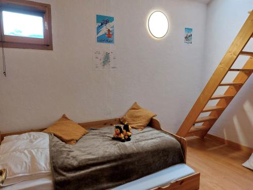 Cette chambre comprend un lit avec deux animaux farcis. dans l'établissement Apartment Les Hauts de Saint Gervais-11 by Interhome, à Saint-Gervais-les-Bains