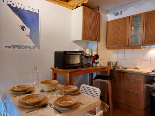une cuisine avec une table avec des assiettes dessus dans l'établissement Apartment Les Hauts de Saint Gervais-11 by Interhome, à Saint-Gervais-les-Bains