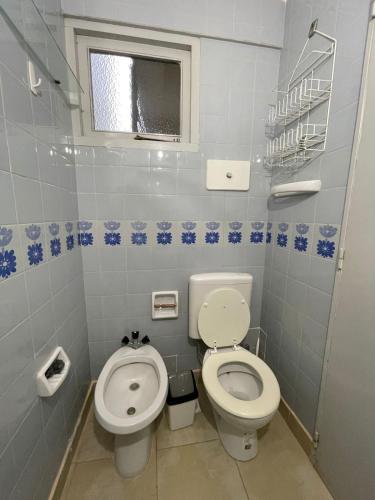 a small bathroom with a toilet and a sink at Pinamar departamento in Pinamar