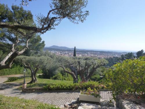 - une vue sur la ville depuis le parc dans l'établissement Villa Les Oliviers by Interhome, à La Valette-du-Var
