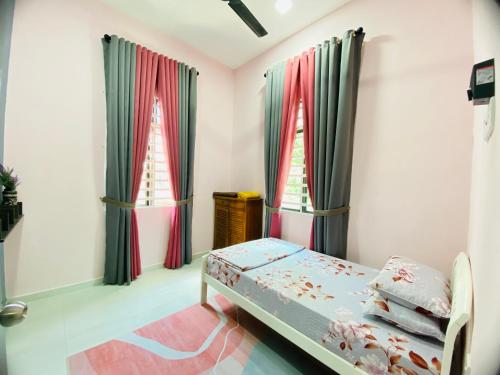 Katil atau katil-katil dalam bilik di Homestay D Palas 10minit ke Bandar Kota Bharu Pasir Pekan