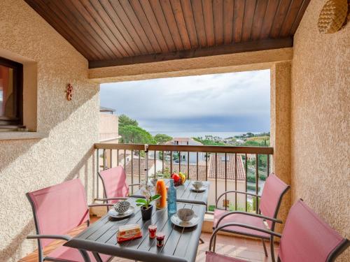 un patio avec une table et des chaises sur un balcon dans l'établissement Apartment La Gaillarde-17 by Interhome, aux Issambres