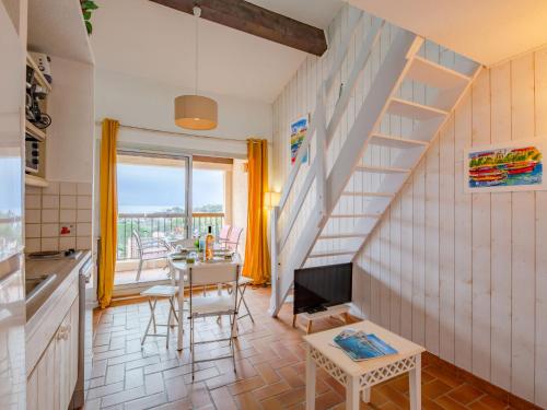 une cuisine et une salle à manger avec un escalier et une table dans l'établissement Apartment La Gaillarde-17 by Interhome, aux Issambres