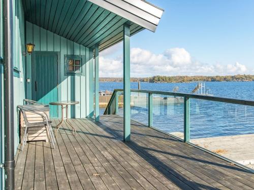 NättrabyhamnにあるHoliday Home Sjuhalla utsikten by Interhomeの家の玄関