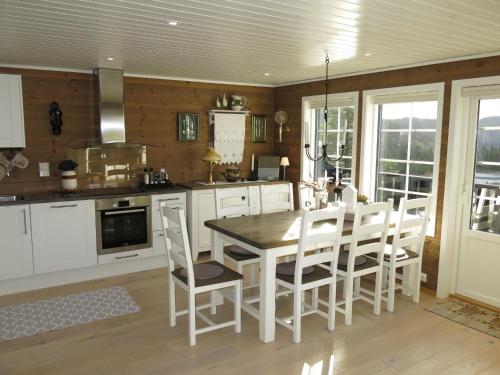 kuchnia ze stołem i krzesłami w pokoju w obiekcie Holiday Home Bortebu - SOW139 by Interhome w mieście Åseral