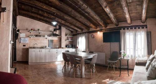 uma cozinha com mesa e cadeiras num quarto em AbenRazin Turístico Noguera em Albarracín