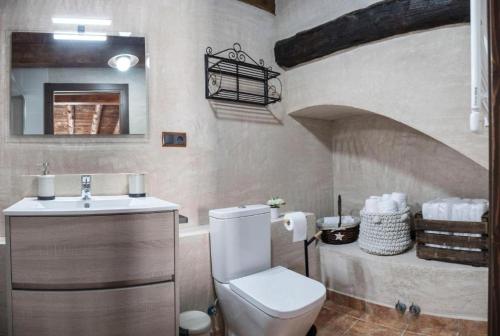 uma casa de banho com um WC e um lavatório em AbenRazin Turístico Noguera em Albarracín