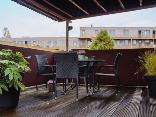 - une table et des chaises sur le toit-terrasse dans l'établissement Apartment Delfzijl by Interhome, à Delfzijl