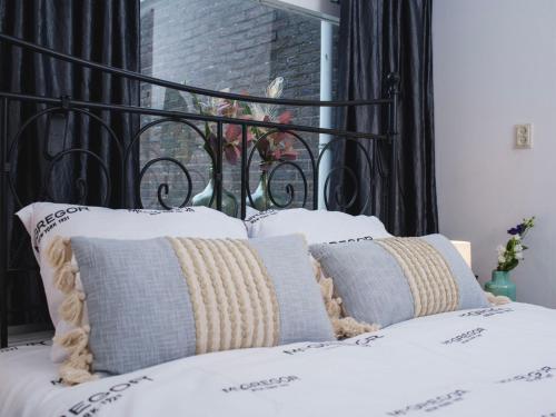- une chambre avec un lit doté de draps et d'oreillers blancs dans l'établissement Apartment Delfzijl by Interhome, à Delfzijl