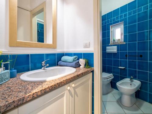 Bilik mandi di Apartment Cala Rossa 2205 by Interhome