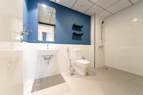 La salle de bains est pourvue de toilettes, d'un lavabo et d'un miroir. dans l'établissement ALH Vacay - The Nook 1 - 2 Bedrooms - Near Metro, à Dubaï