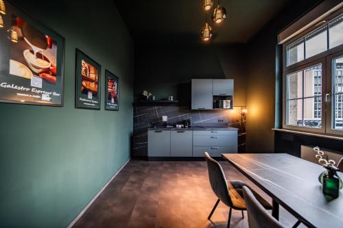 コブレンツにあるLLR Design Apartment - Emerald Green im Zentrum von Koblenzのキッチン、ダイニングルーム(テーブル、椅子付)