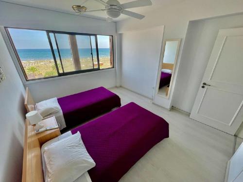 Un pat sau paturi într-o cameră la Sea View Suite in Makenzy