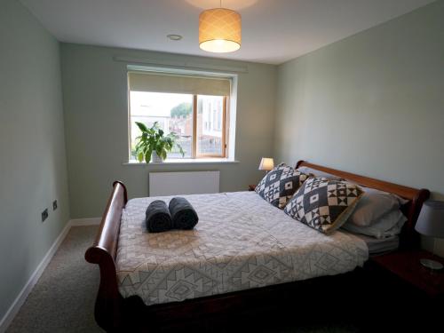 um quarto com uma cama e uma janela em Pass the Keys Modern House by the river Free parking em Nottingham