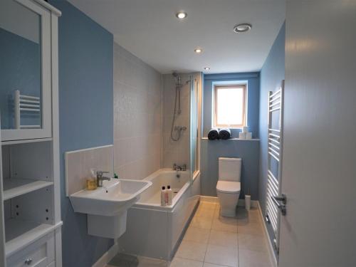 ein Bad mit einem Waschbecken und einem WC in der Unterkunft Pass the Keys Modern House by the river Free parking in Nottingham