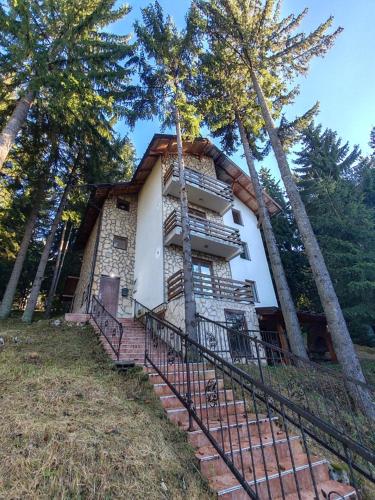 una casa con escaleras que conducen a ella en Apartments Planinski raj, en Travnik