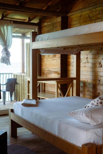 a bedroom with two bunk beds in a cabin at Hostel Santa Cruz del Islote in Santa Cruz del Islote
