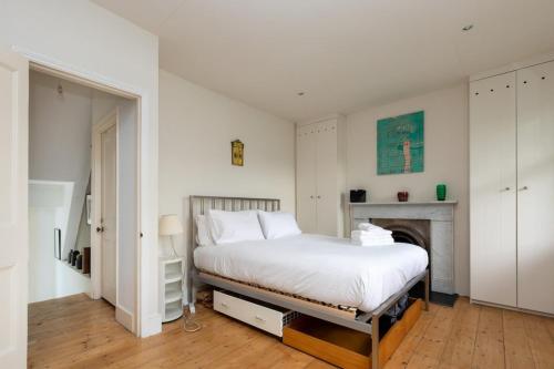 Llit o llits en una habitació de Chic 2 bedroom House wGarden - De Beauvoir Hackney!