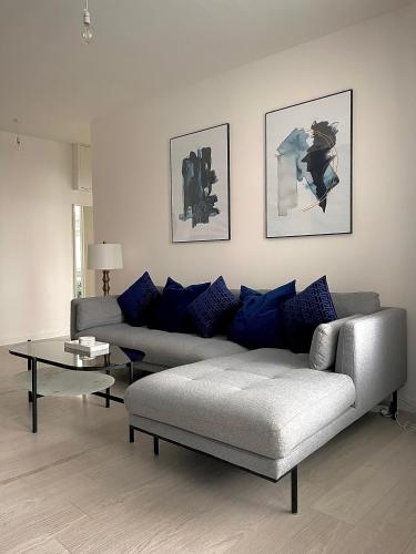 a living room with a couch and a table at Central 2-bedroom apartment, Montrose in Montrose