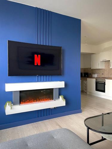 a living room with a tv above a fireplace at Central 2-bedroom apartment, Montrose in Montrose