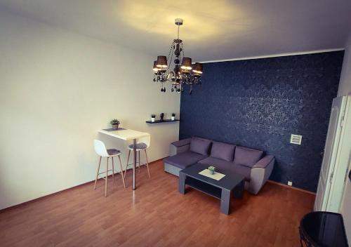 プラハにあるPrague 7days Apartments - FREE PARKINGのリビングルーム(ソファ、テーブル付)