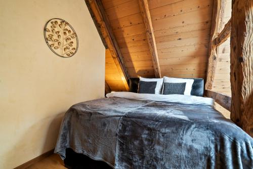 a bedroom with a bed in a cabin at A&Y Oldtown Penthouse Loft Luzern in Luzern