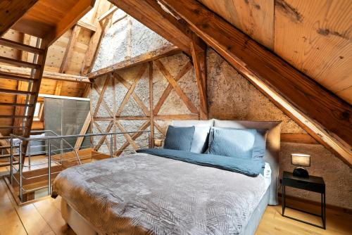 Un pat sau paturi într-o cameră la A&Y Oldtown Penthouse Loft Luzern