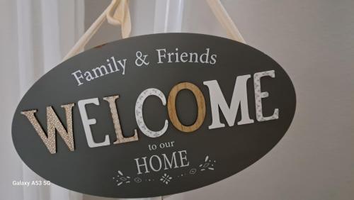 a sign that reads welcome to our home at small Stable - charmantes Häuschen Mitten in Lemgo in Lemgo