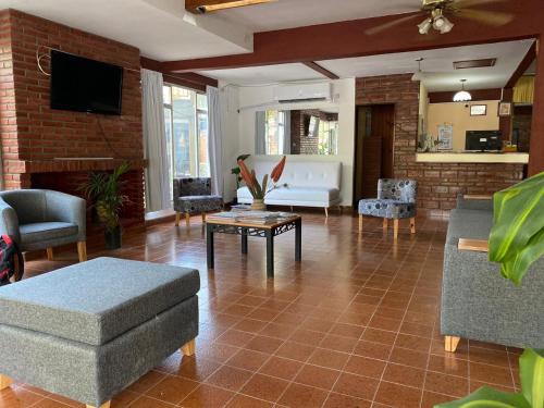 sala de estar con sofá y mesa en Apart Hotel Río Dulce en Termas de Río Hondo