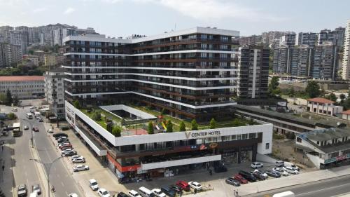 uma vista superior de um grande edifício com um parque de estacionamento em V Center Hotel em Trebizonda