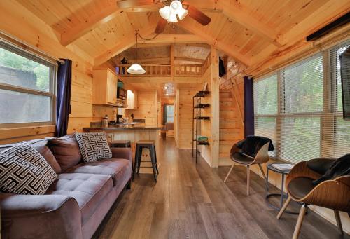 Posezení v ubytování Thomas Cabin Forest Tiny Cabin With Hot Tub