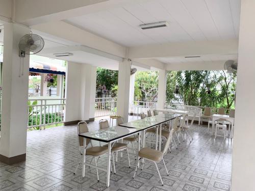 - une salle à manger avec une table et des chaises dans l'établissement PJ PLACE, à Chiang Rai