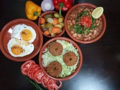drie kommen eten met eieren en groenten op tafel bij Zoser Pyramids View- Foreiigners only in Caïro