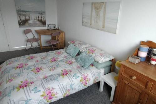 Postel nebo postele na pokoji v ubytování Guest suite 50m from the beach