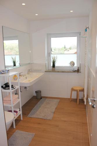 baño con lavabo y ventana en Schatzlhof Suite in Berg am Starnberger See, en Berg am Starnberger See
