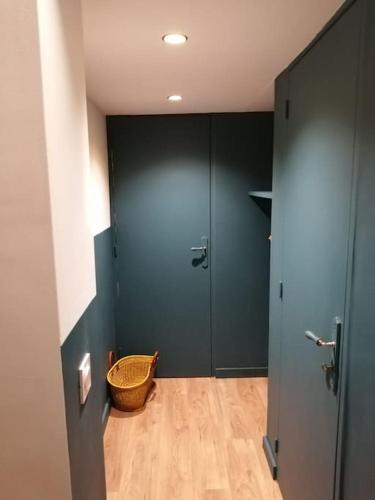 un couloir avec une porte et un panier dans une chambre dans l'établissement A 300 mètres de Paris 13, superbe deux pièces neuf, à Ivry-sur-Seine