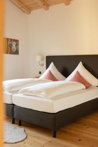 two beds sitting in a room with at Ferienwohnung Zum Lenei in Staudach-Egerndach