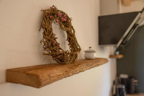 a wreath on a wooden shelf on a wall at Ferienwohnung Zum Lenei in Staudach-Egerndach