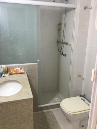 Un baño con ducha, inodoro y lavabo. en Quarto duplo e banheiro privado numa casa compartilhada em copacabana, en Río de Janeiro