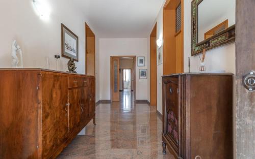 un pasillo con un gran armario de madera en una habitación en Italian Experience - Sunrise Hill Holiday Home, en Urbisaglia