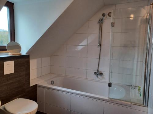 Ένα μπάνιο στο Schlossblick Apartment für 4 mit Küche Kamin Netflix Parken und Hofladen