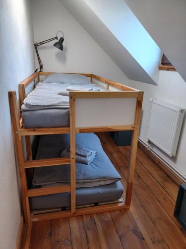 Litera en habitación con lámpara en Schlossblick Apartment für 4 mit Küche Kamin Netflix Parken und Hofladen, en Steinhöfel